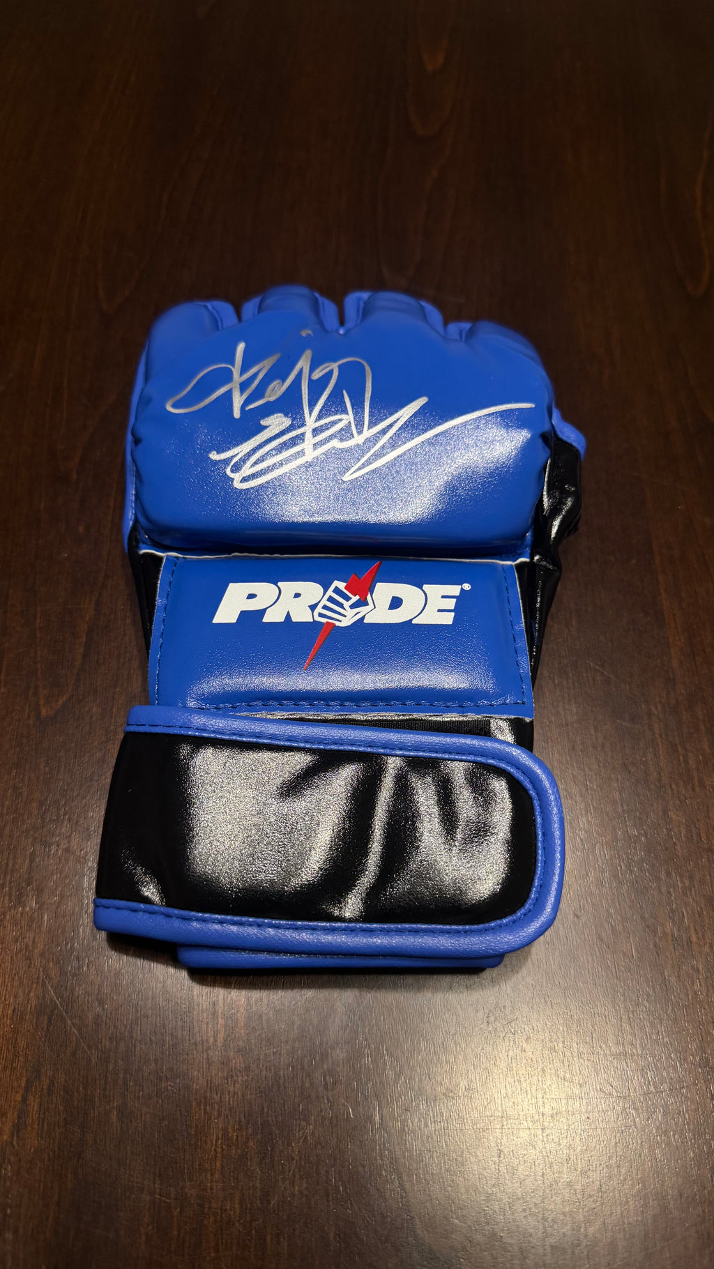 Fedor Emelianenko signed blue PRIDE MMA glove with silver autograph, Beckett witnessed