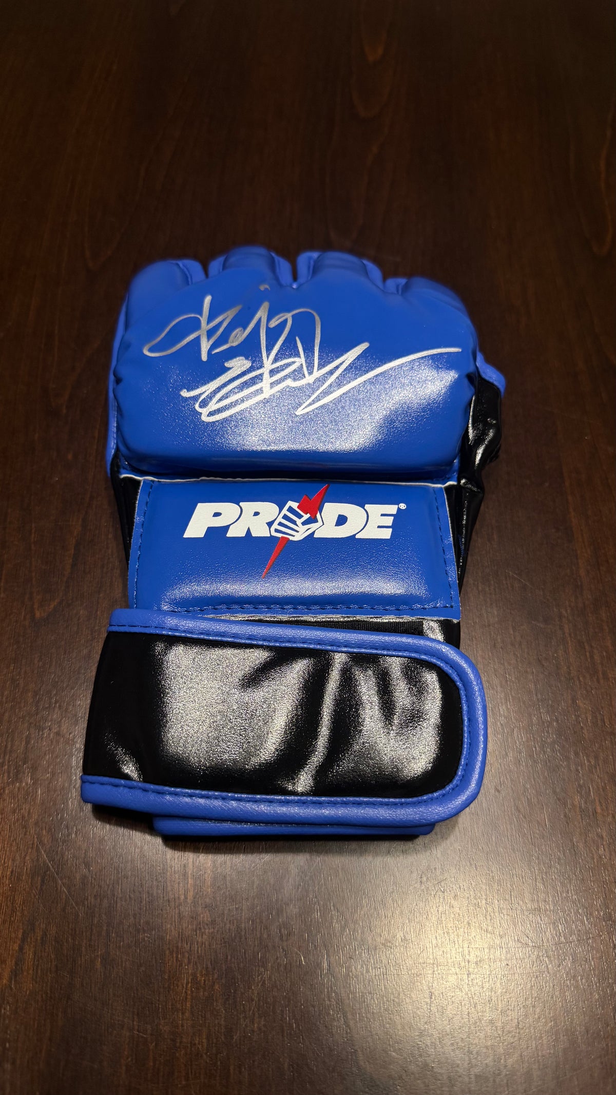 Fedor Emelianenko signed blue PRIDE MMA glove with silver autograph, Beckett witnessed