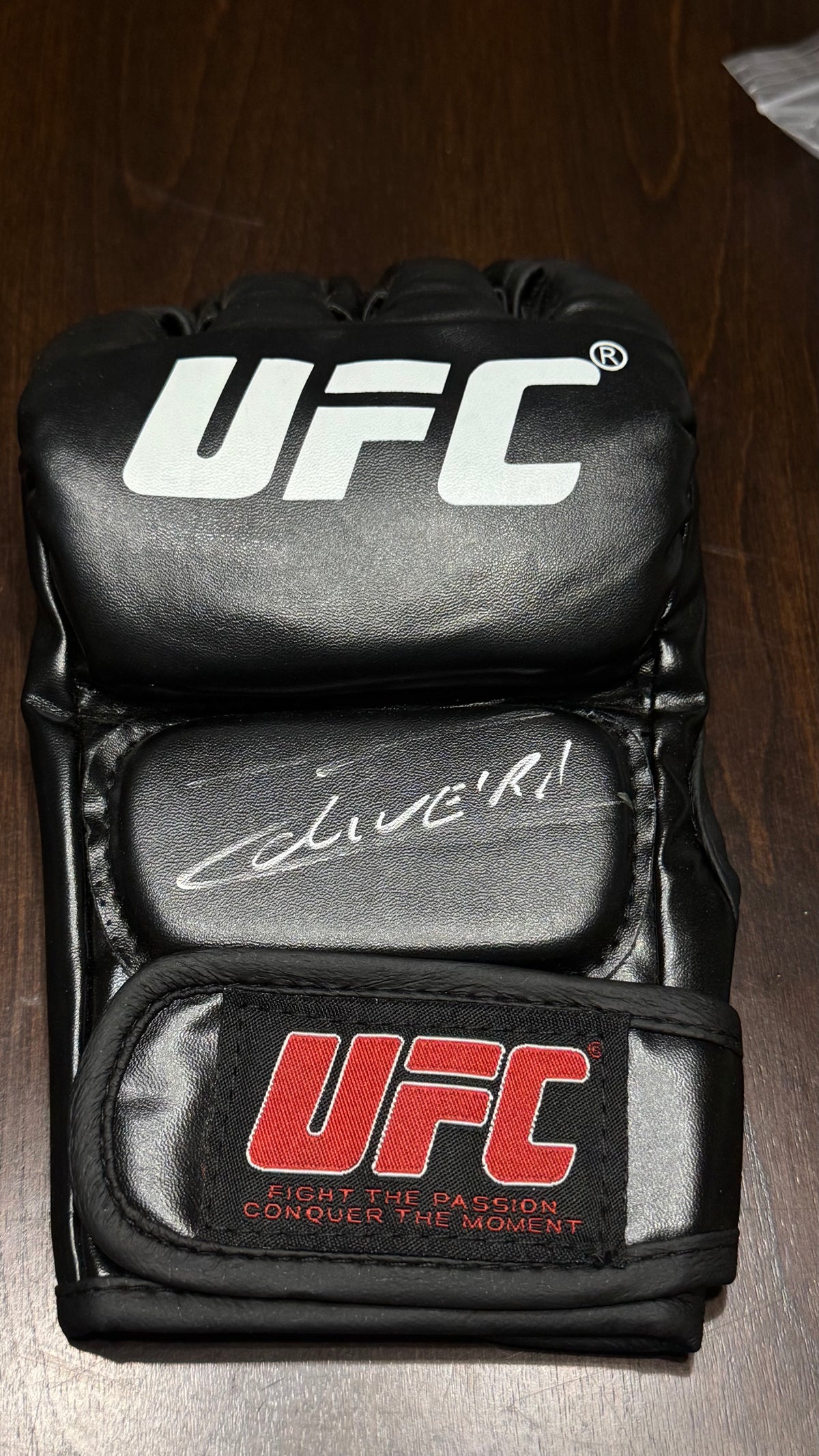 charles-oliveira-signed-ufc-mma-glove-beckett