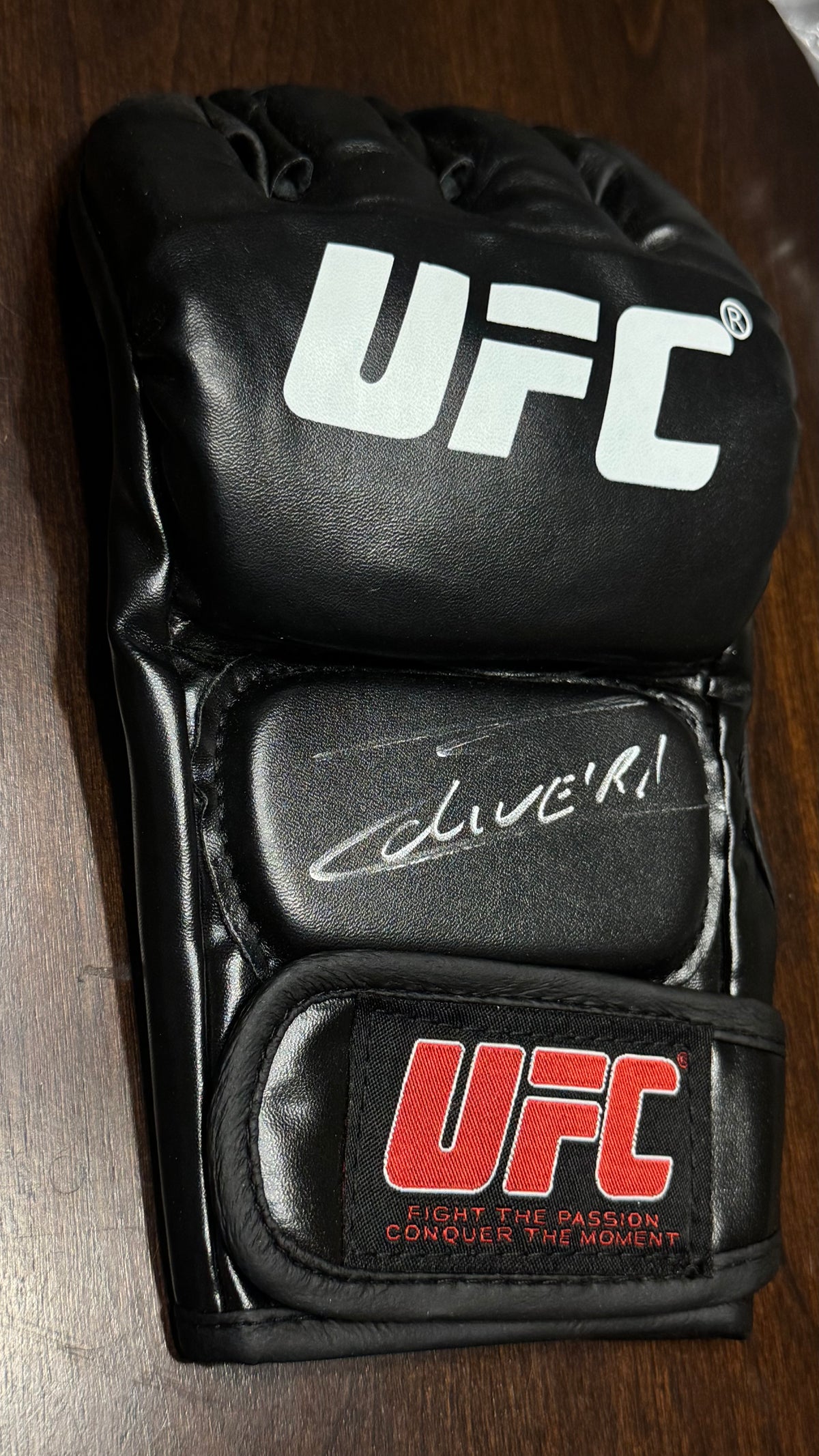Charles Oliveira signed black UFC MMA glove with silver autograph, Beckett authenticated