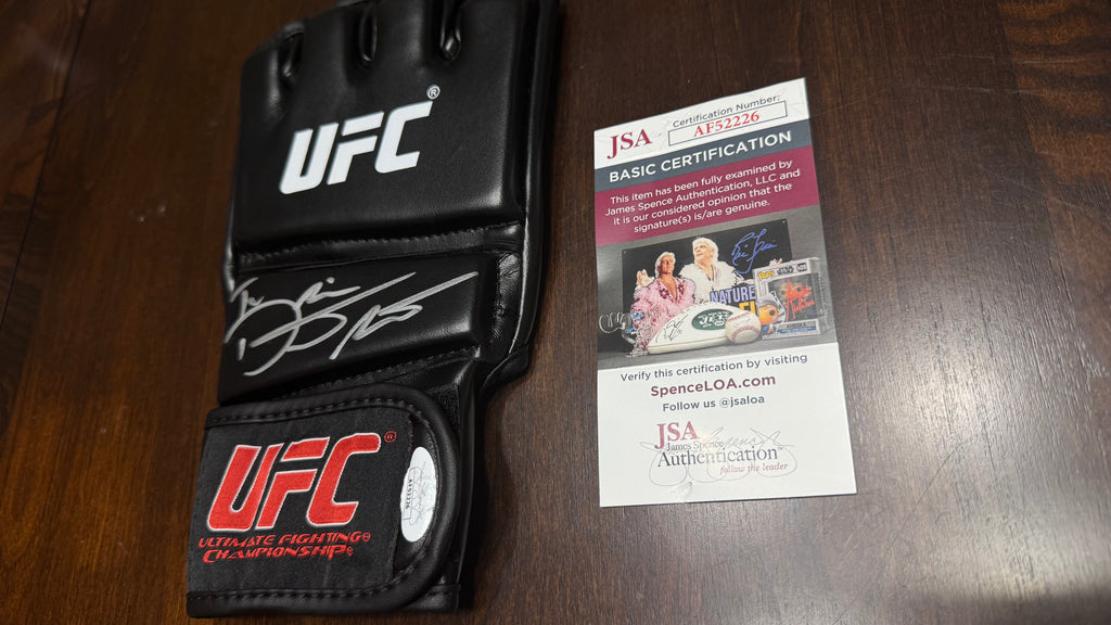 dustin-poirier-signed-ufc-mma-glove-jsa