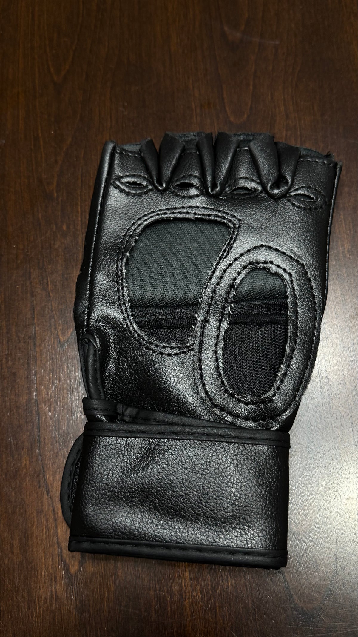 CONOR McGREGOR SIGNED UFC GLOVE — PSA/DNA AUTHENTICATED
