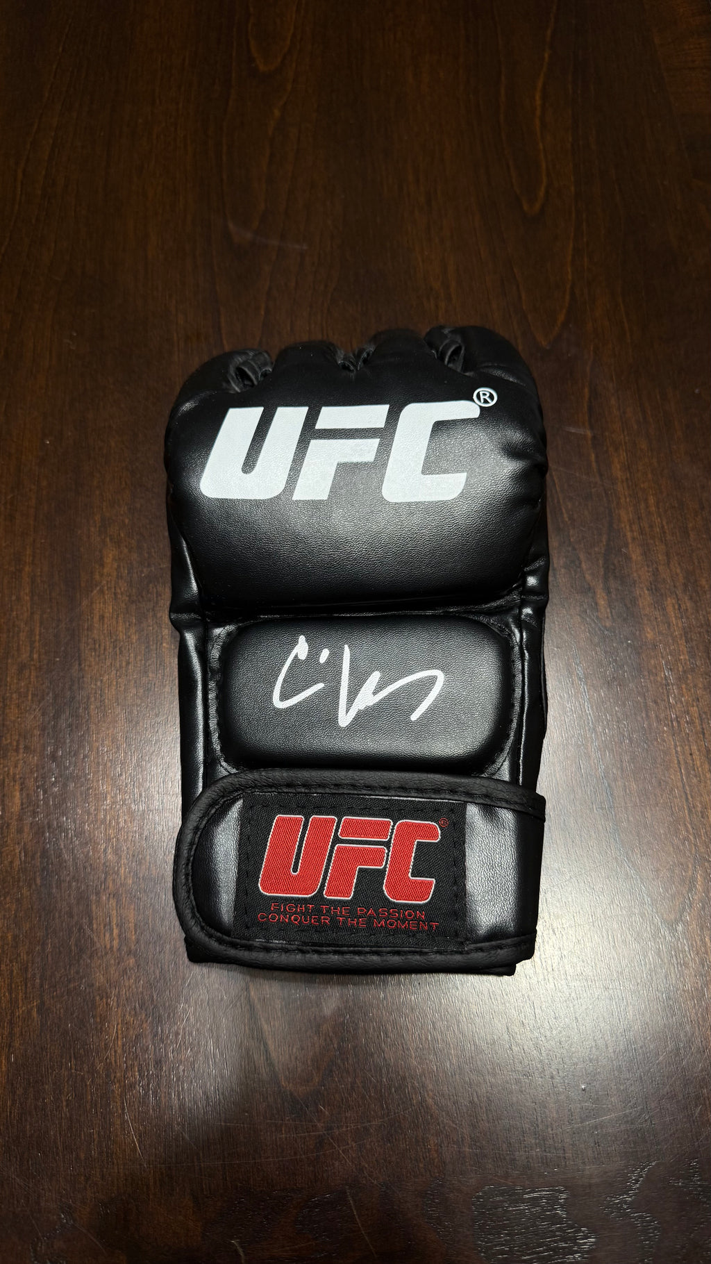 CAIN VELASQUEZ SIGNED UFC GLOVE — BECKETT AUTHENTICATED