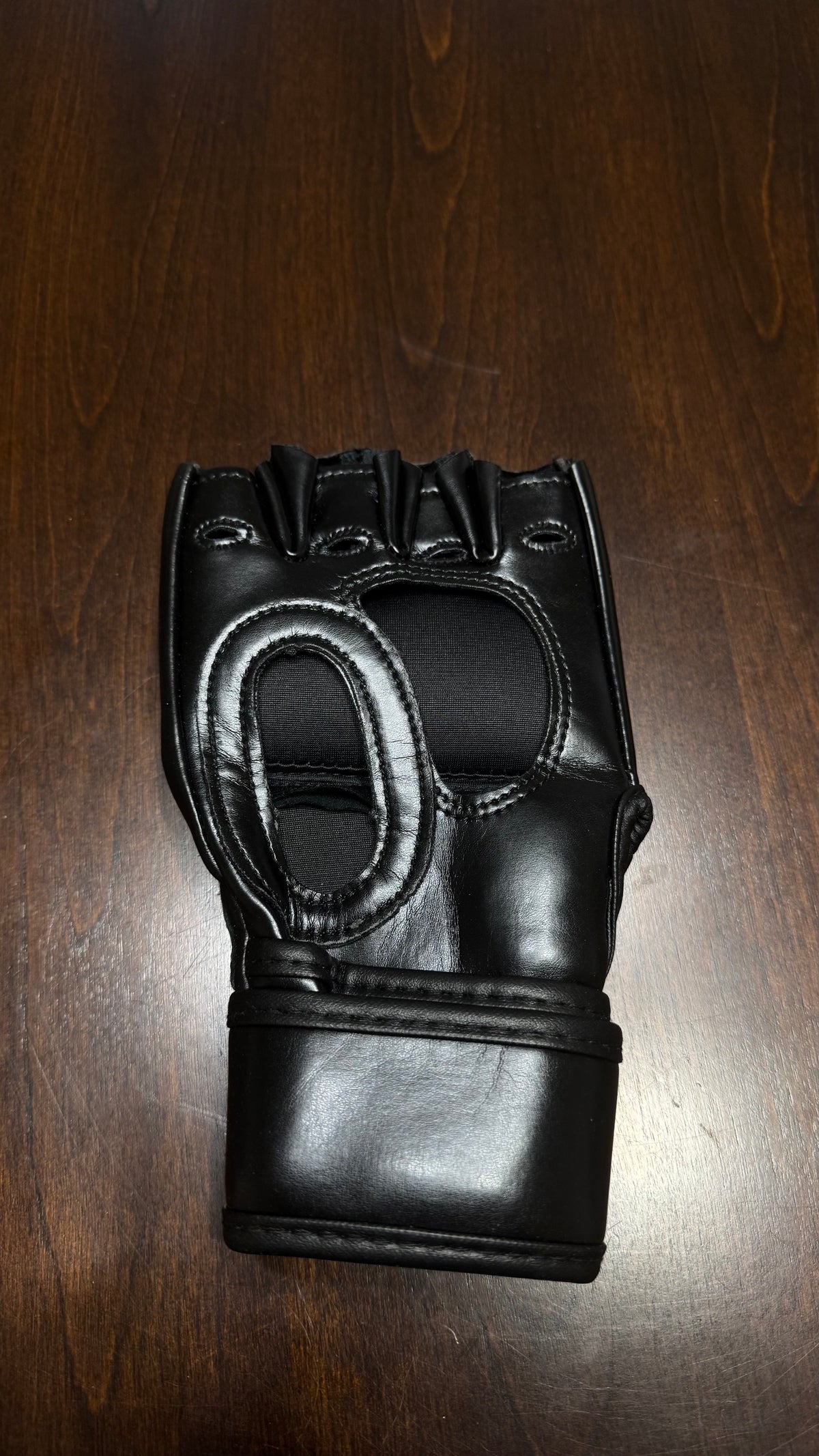 amanda-nunes-signed-ufc-glove-back