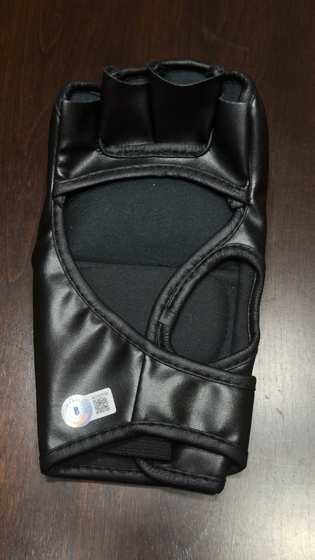 dana-white-autographed-ufc-glove-back