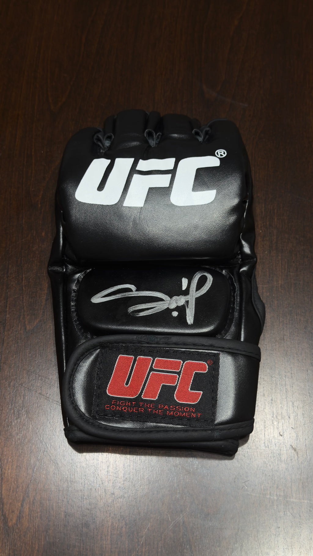 Francis Ngannou signed black UFC glove authenticated by Beckett