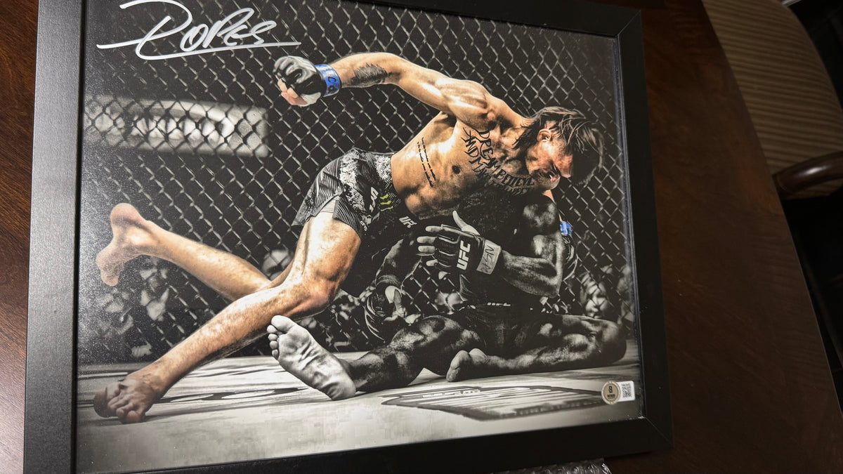 Diego Lopes Signed UFC 11x14 Photo – Beckett Witnessed